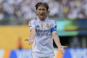 Luka Modric gestikulerer med armene.
