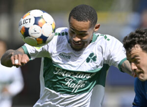 Renato Junior i kamp om bolden