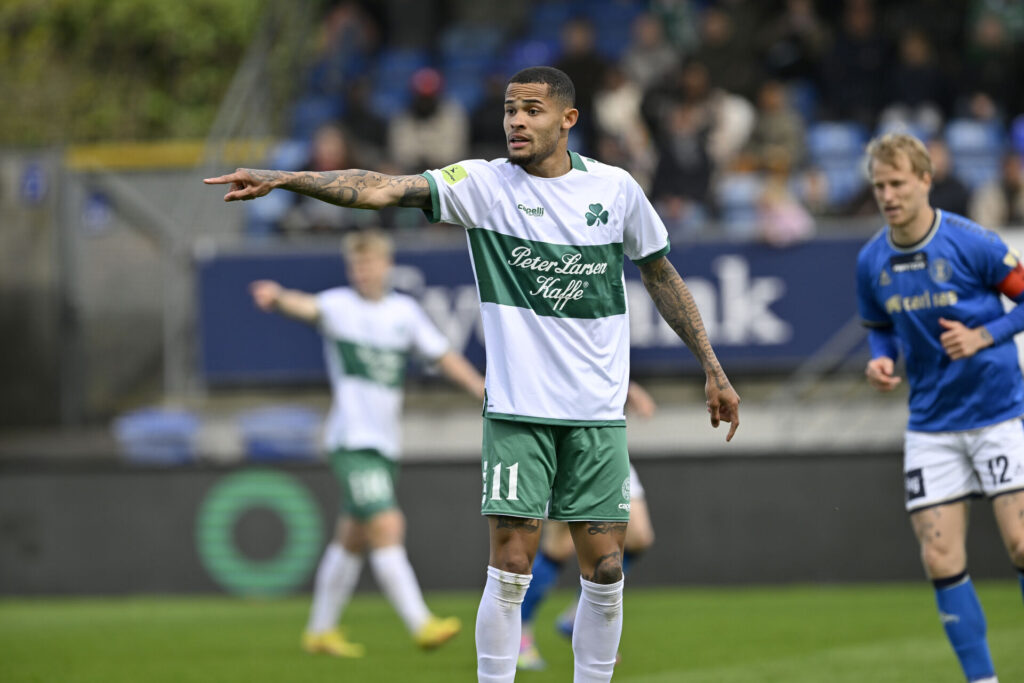 Renato Junior peger med fingeren.