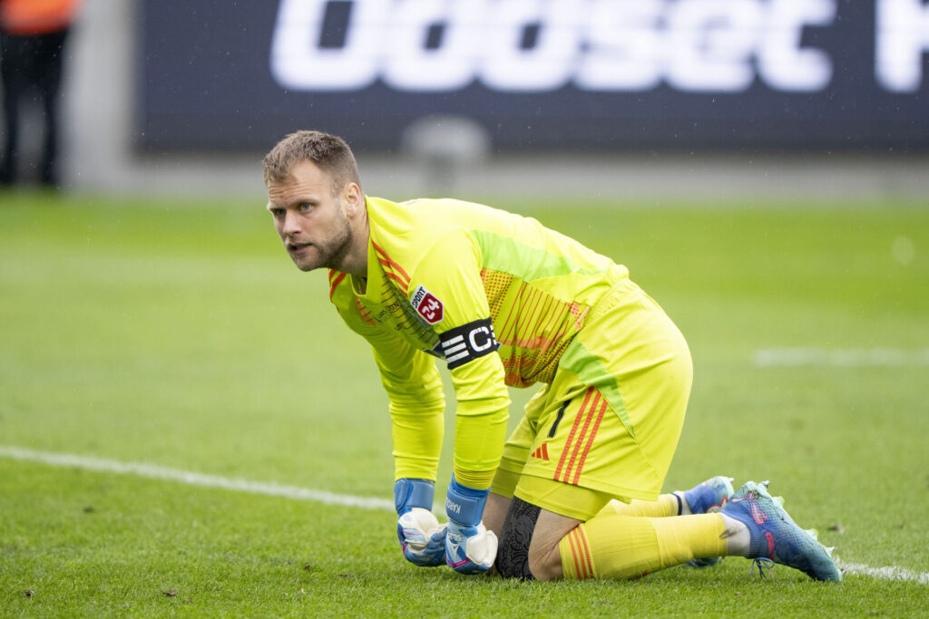 Nicolai Larsen på knæ.