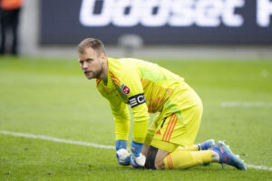 Nicolai Larsen på knæ.