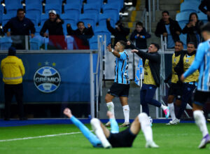 Martin Braithwaite fejrer en scoring for Gremio.