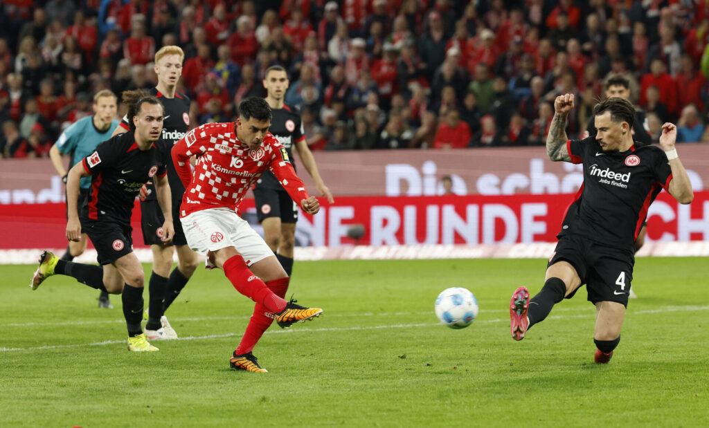 Nadiem Amiri skyder mod mål.