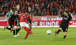 Nadiem Amiri skyder mod mål.