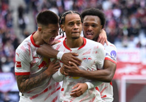 Xavi Simons fejrer en scoring for RB Leipzig med holdkammeraterne Lois Openda og Benjamin Sesko.