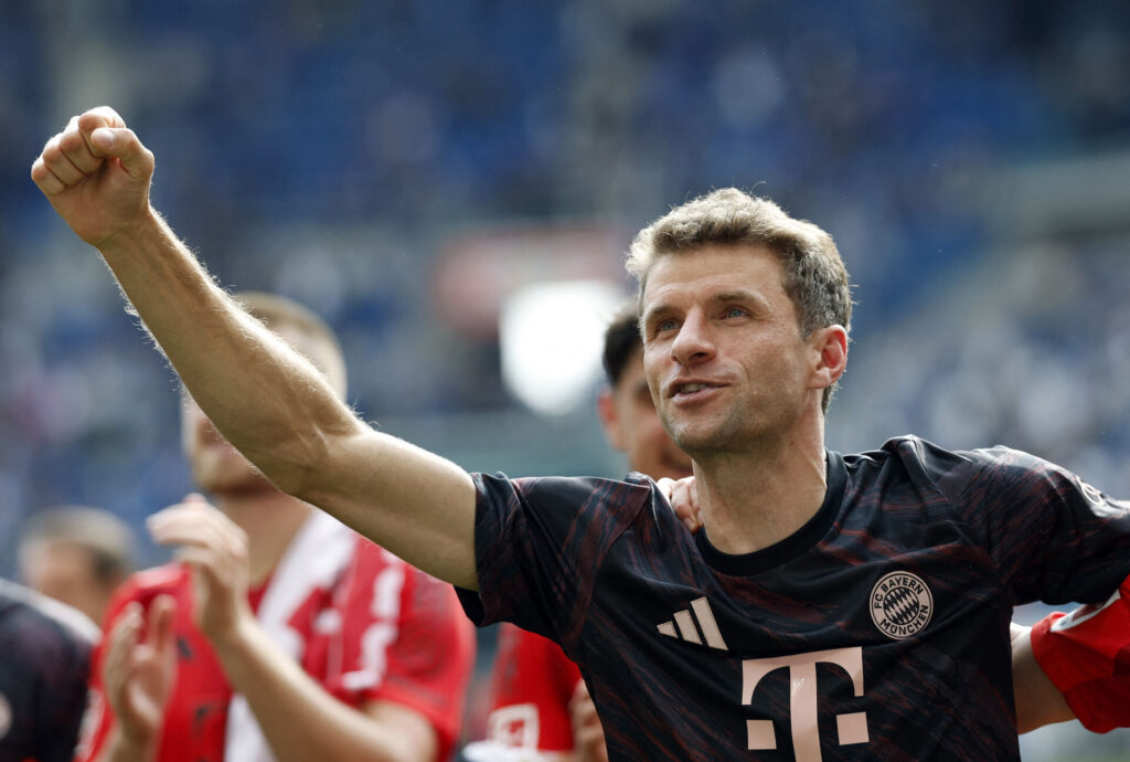 Thomas Müller med udstrakt arm
