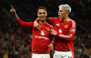 Alejandro Garnacho og Antony fejrer et mål.