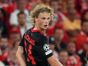 Maurits Kjærgaard stirrer over skulderen