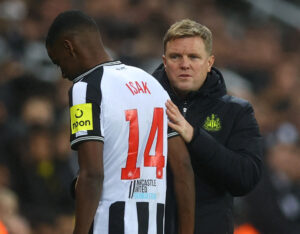 Eddie Howe klapper Alexander Isak på ryggen efter en udskiftning under en Newcastle-kamp