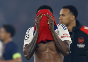 Thomas Partey med hovedet i trøjen.