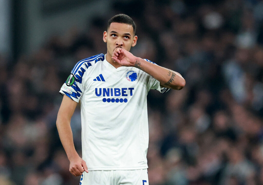 Gabriel Pereira kysser