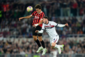 Davide Calabria i kamp for Bologna mod AC Milan.