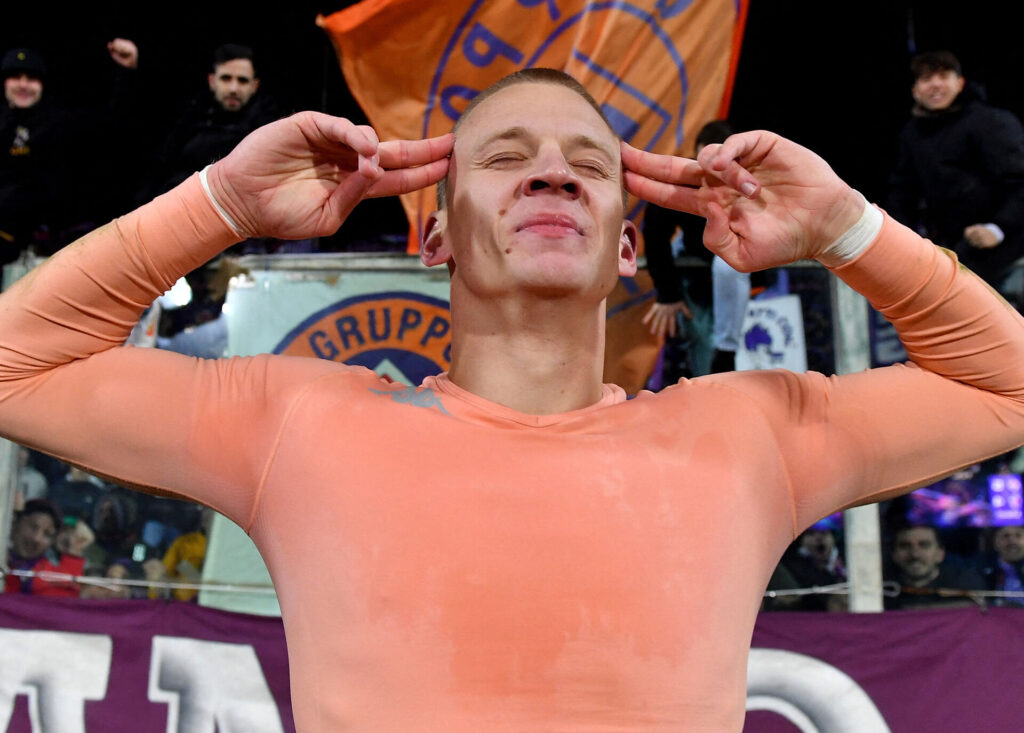 Oliver Christensen tager sig til hovedet