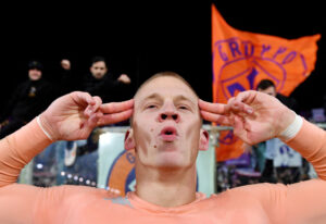 Oliver Christensen fejrer en sejr med Fiorentina