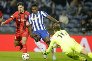 FC Midtjyllands Adam Gabriel mod FC Porto