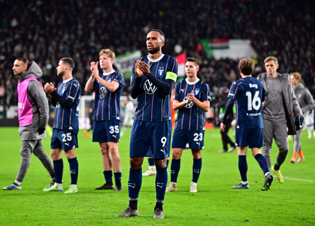 Isaac Kiese Thelin klapper til Malmös fans.