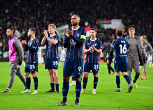 Isaac Kiese Thelin klapper til Malmös fans.