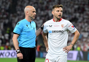 Ivan Rakitic side om side med kampens dommer.