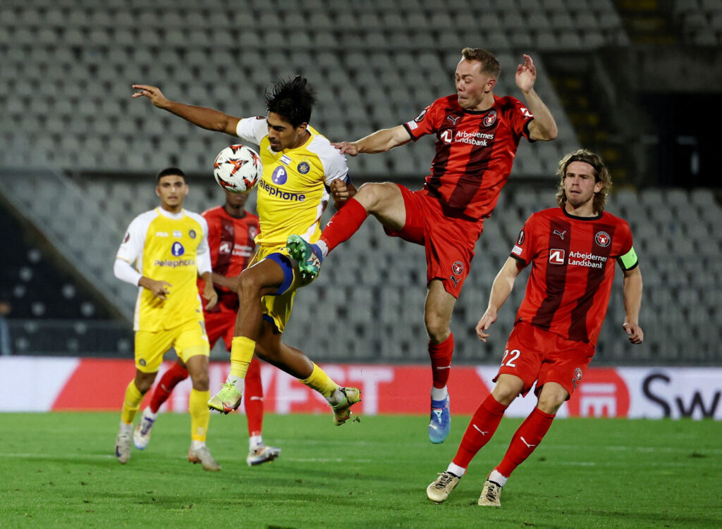 Joel Andersson i færd med at vinde en duel.