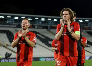 Joel Anderson takker FCM-fansene efter kamp.