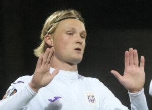 Dolberg giver high five
