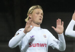 Dolberg giver highfive