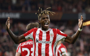 Nico Williams med åben mund og hænderne ud til siden.