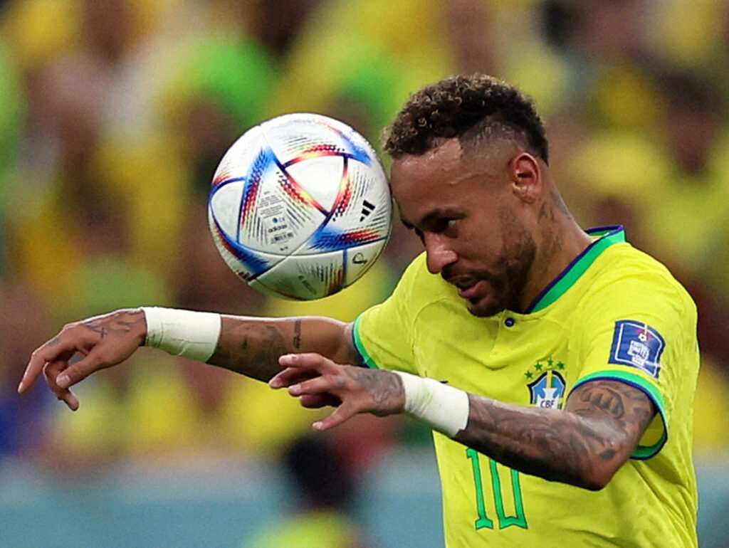 Neymar har bolden foran hovedet.
