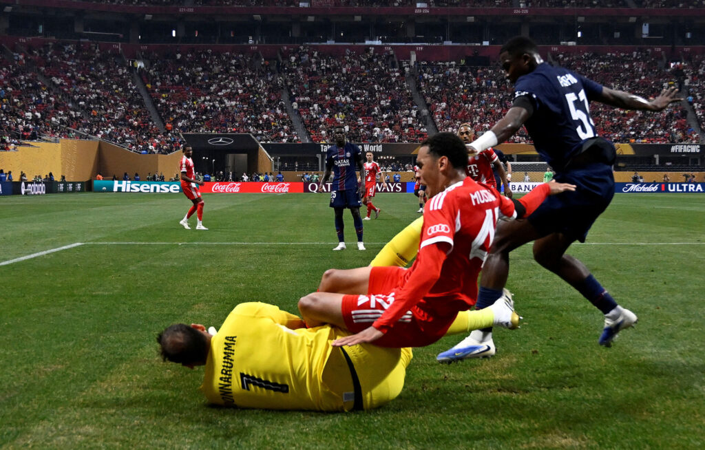 Jamal Musiala brækker lægbenet i sammenstød med Donnarumma