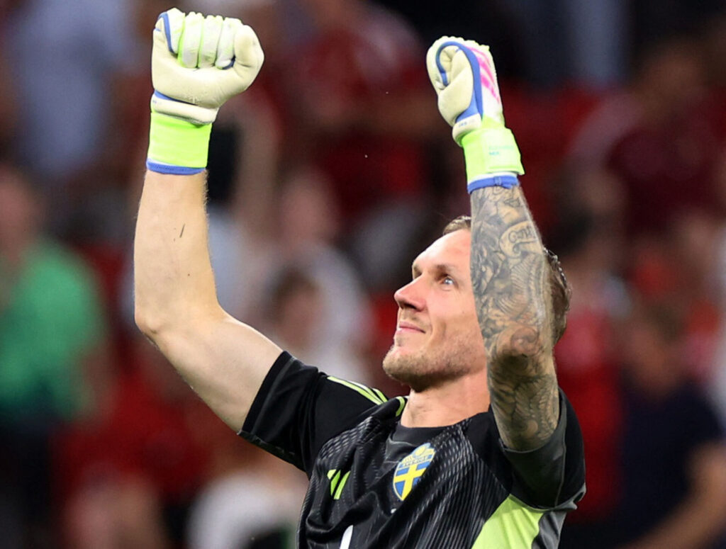 Robin Olsen med strakte arme