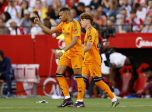 Victor Muñoz og Kylian Mbappe jubler