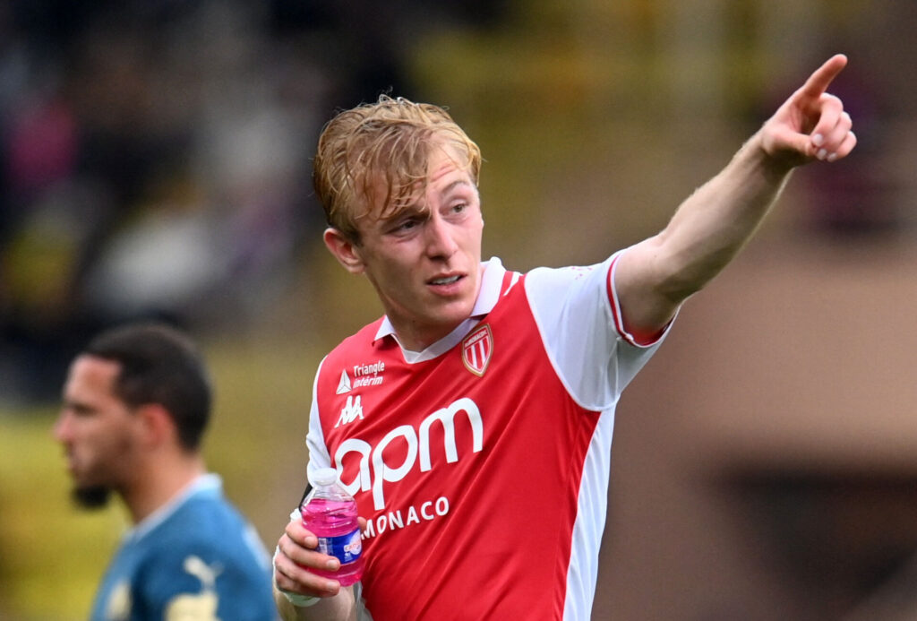 Mika Biereth peger ud