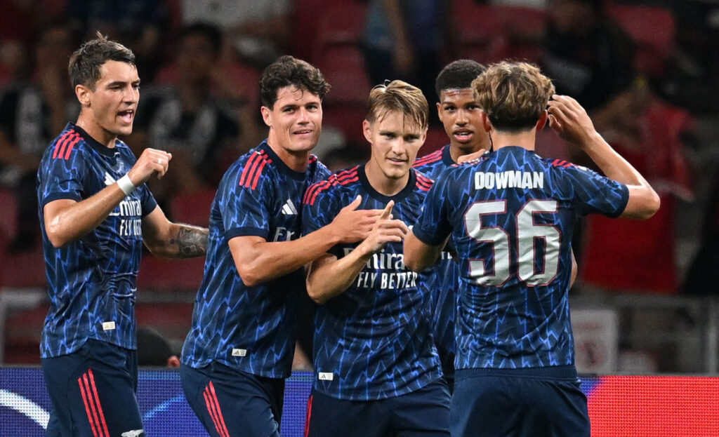 Arsenal-spillerne fejrer en scoring