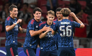 Arsenal-spillerne fejrer en scoring