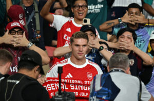 Viktor Gyökeres i Singapore med Arsenal