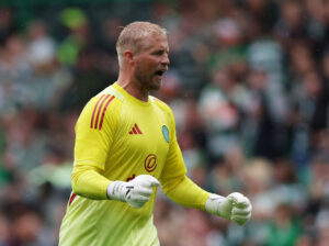 Kasper Schmeichel fejrer en Celtic-scoring under en træningskamp mod Newcastle.