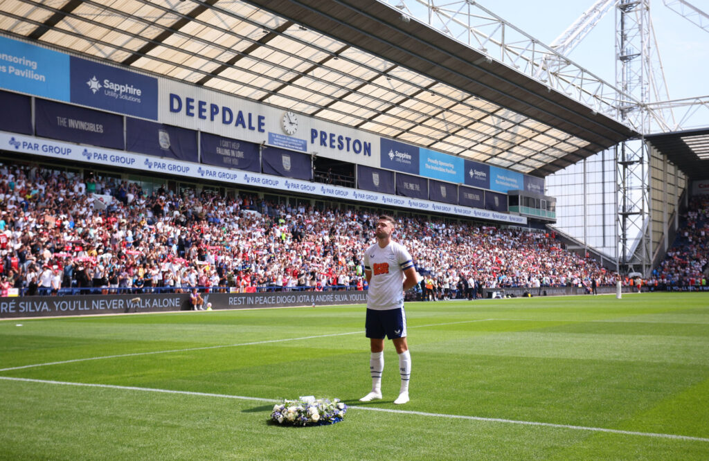 Preston-anfører lægger blomster på Anfield for at hylde Jota