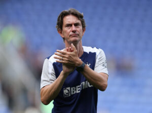 Thomas Frank klapper ud til de fremmødte fans efter en Tottenham-kamp.