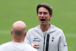 Thomas Frank snakker før en Tottenham-kamp