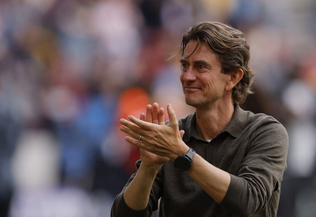 Thomas Frank klapper i hænderne.