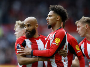 Bryan Mbeumo og Kevin Schade for Brentford