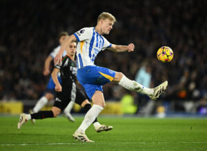 Jan Paul van Hecke sparker til bolden under en kamp for Brighton and Hove Albion.