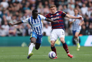 Simon Adingra i aktion for Brighton.