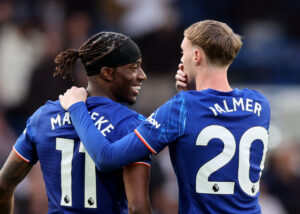 Madueke og Cole Palmer snakker sammen i kamp mod Liverpool