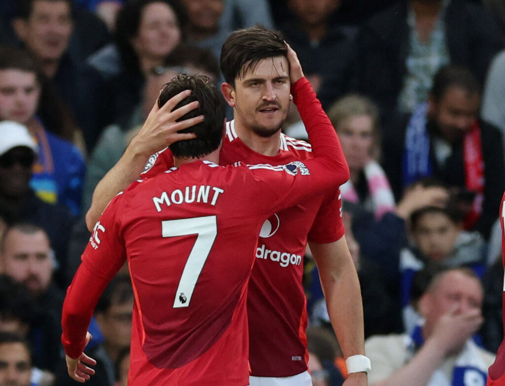 Maguire omfavner Mount