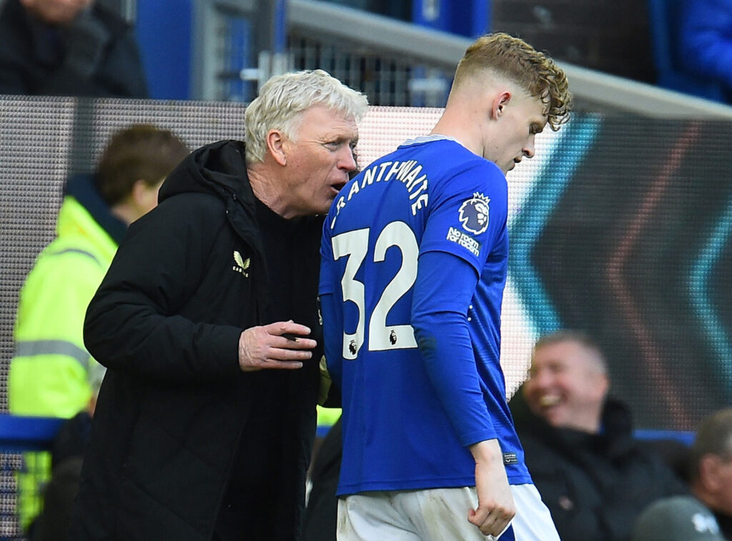 Jarrad Branthwaite ved siden af David Moyes.