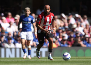 Bryan Mbeumo skal til at sparke til bolden.