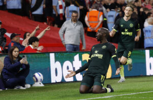 Yoane Wissa fejrer en scoring for Brentford.