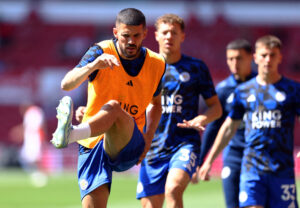 Conor Coady varmer op for Leicester.