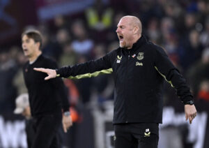 Sean Dyche råber på sidelinjen.